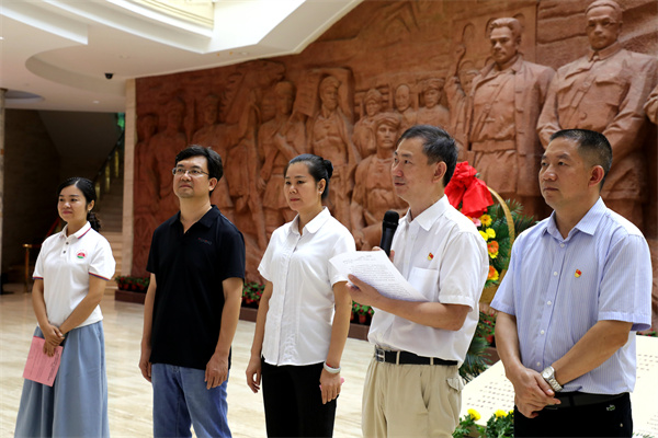 2.柳州职业技术学院组织部长唐冬雷讲话.jpg